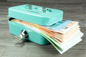 Geldkassette mit Bargeld